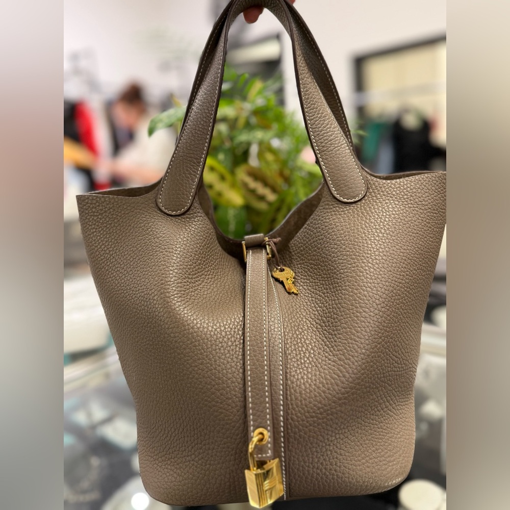 Hermes' Picotin 22 Date stamo "D" 2019 Clemence leather Etoupe Designer Bag
